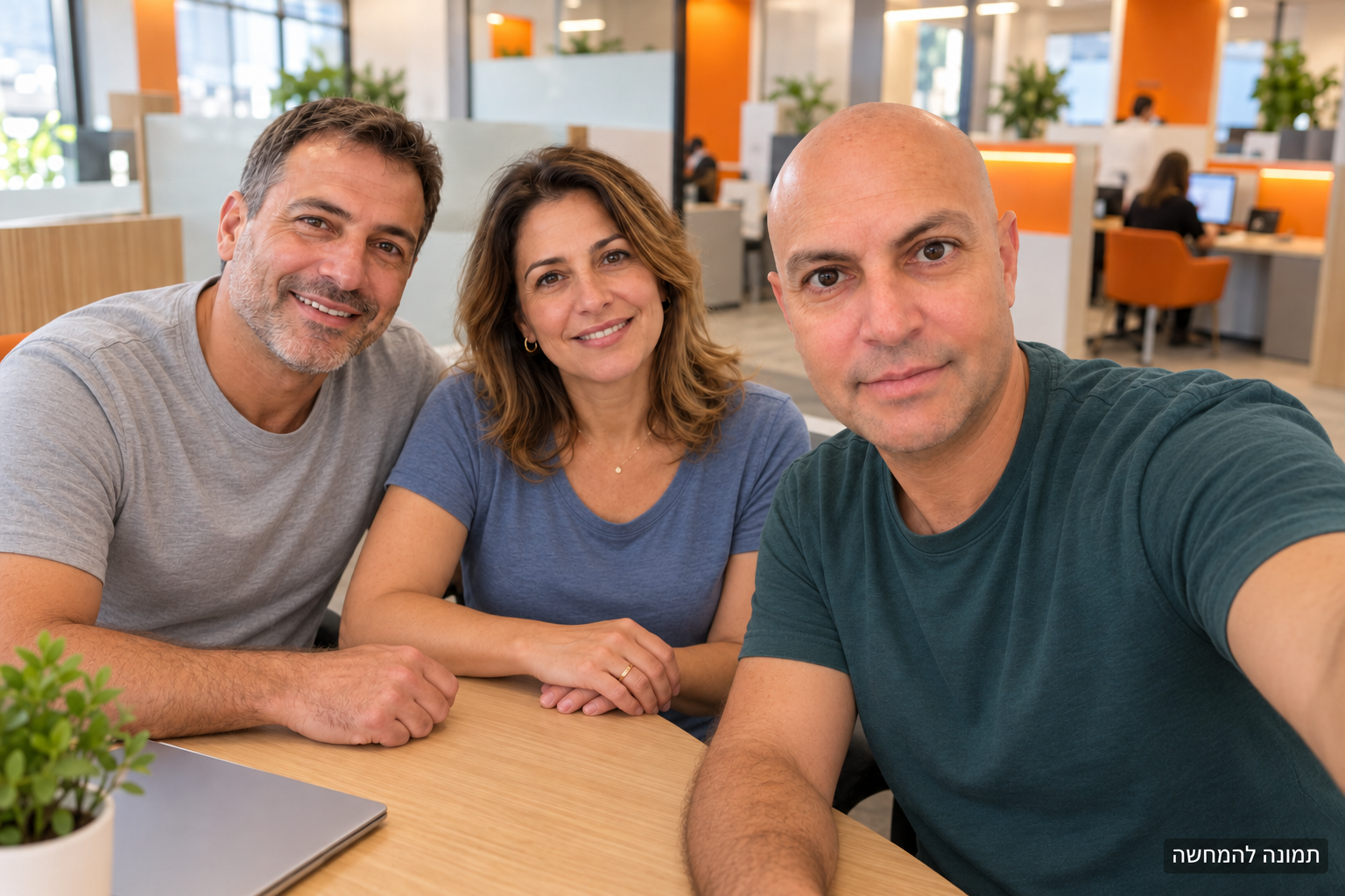 סצנת סלפי מעובדת של אילן עם שתי דמויות בדיוניות בסביבת בנק